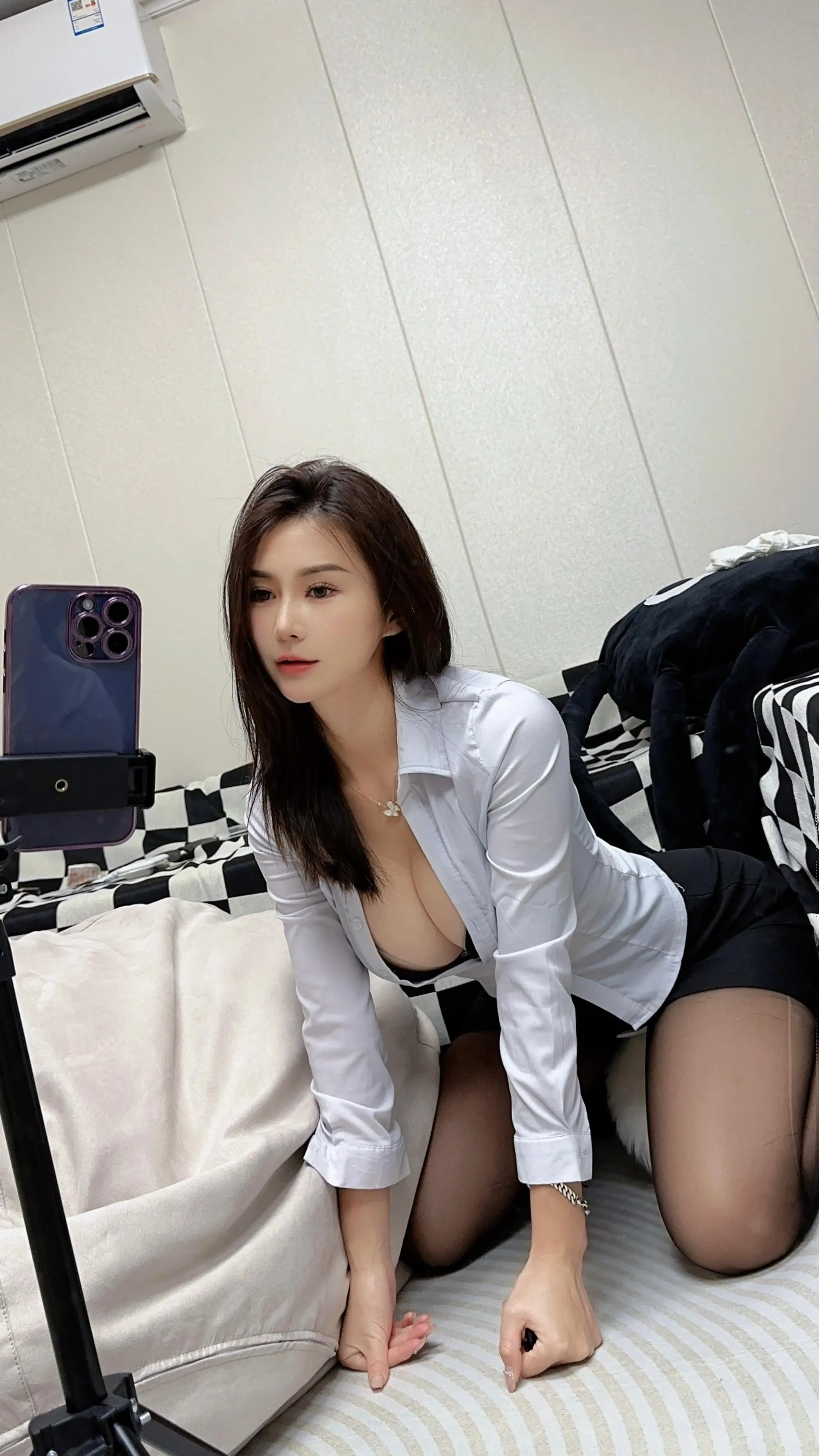 NO.044 陈大小姐-微密圈系列 – 衬衫黑丝 [48P]插图1